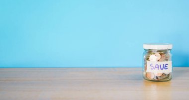 Para cam kavanozda, para da tahta masada.