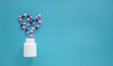 mavi arkaplanda haplar ve tabletler.