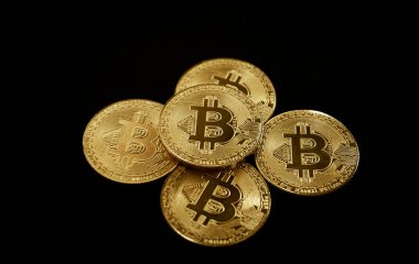 Siyah arkaplanda bitcoin ve sikkeler