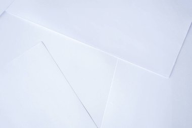 Hafif arkaplanda beyaz kağıt kağıtlar.