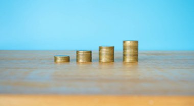 Tahta masanın üzerinde para yığını