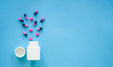 Mavi arka planda haplar ve tabletler. Üst Manzara. Boşluğu kopyala.