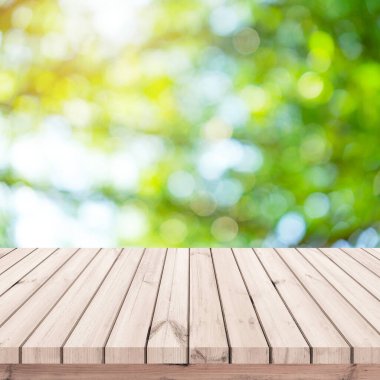 Boş tahta masa ve bulanık arkaplan