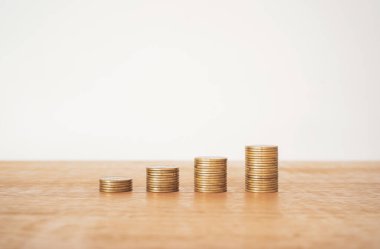 Beyaz arkaplanda bozuk para yığını