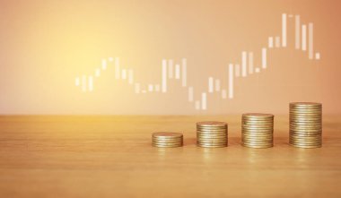 İş konsepti: Tahta masadaki madeni paralar