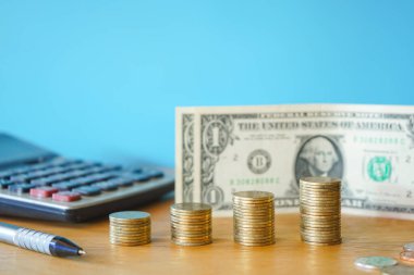İş konsepti: Ahşap masa üzerindeki madeni para yığını