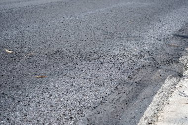 Beyaz ve gri çizgileri olan asfalt yol