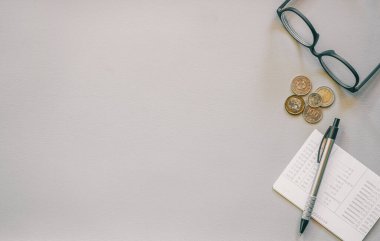 İş konsepti. Para, defter ve gözlük.