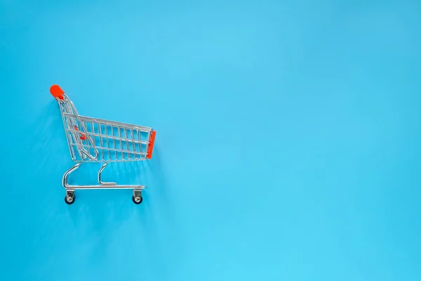 Shopping Cart Empty Blue Background — Fotografia de Stock