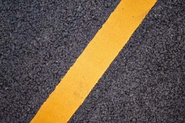 Sarı ve siyah çizgili asfalt yol