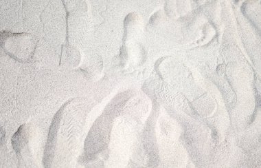 Kumsalda beyaz köpüklü kumsal