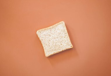 Sarı arka planda ekmekli sandviç.