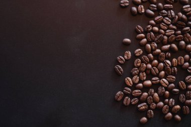 Siyah arkaplanda kahve çekirdekleri