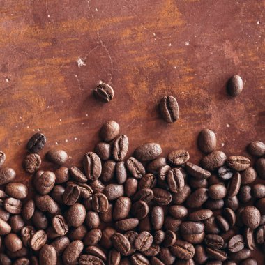 Ahşap bir arka planda kahve çekirdekleri