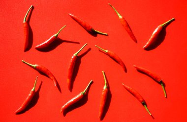 Siyah arkaplanda kırmızı biber