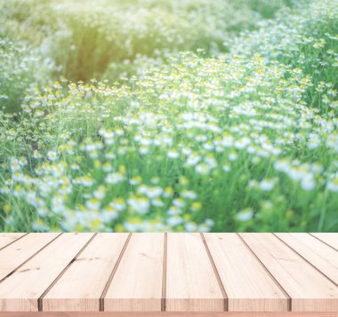 Boş tahta masa ve bulanık arkaplan