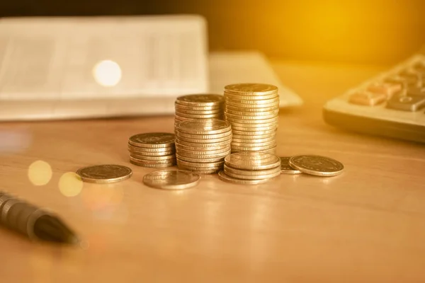 Münzen Und Geld Auf Holztisch — Stockfoto