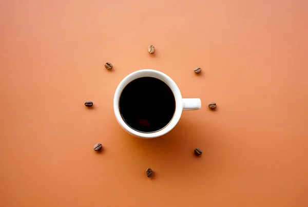 Чашка Кофе Блюдце Коричневом Фоне Вид Сверху Плоская Постель — стоковое фото