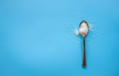 Mavi arka planda tuzlu kaşık