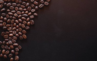 Kahverengi arkaplanda kahve çekirdekleri