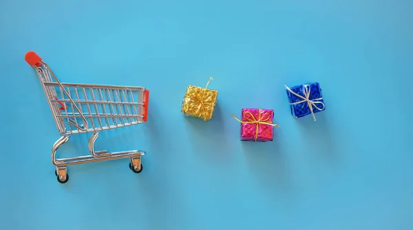 Winkelwagen Met Geschenkdoosjes Blauwe Achtergrond — Stockfoto