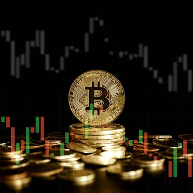 Siyah arkaplanda bitcoin ve sikkeler