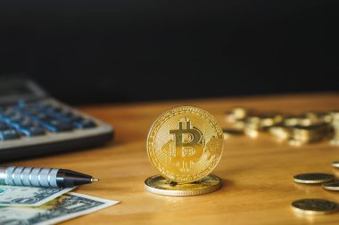 Bitcoin ve madeni paralar masanın üzerinde