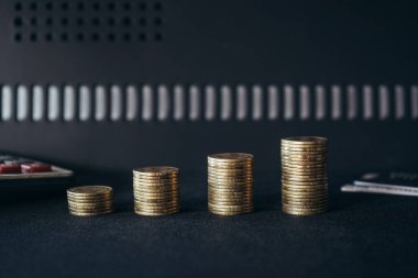 Tahta bir masada bozuk paralar. para. 