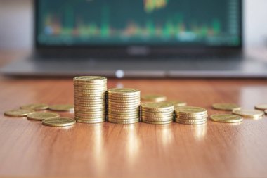 Bilgisayar klavyesindeki bozuk paralar 