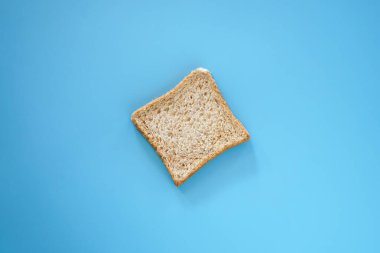 Mavi arkaplanda ekmek dilimi 