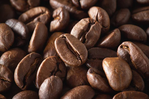 黑色背景上的咖啡豆 — 图库照片