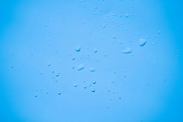 蓝色底座上的水滴 — 图库照片