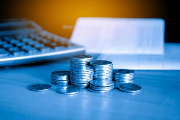 Монеты Калькулятор Столе Финансовая Концепция — стоковое фото