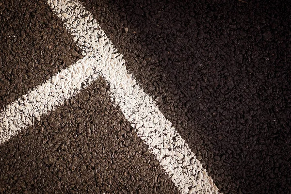 右側に白い線のある黒と白のアスファルトの道路 — ストック写真