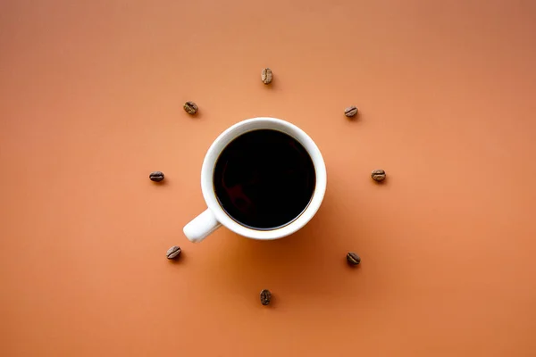 Черный Кофе Чашки Красный Кофе Зернах Желтом Бумажном Фоне Вид — стоковое фото