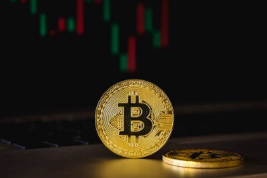 Bilgisayar klavyesinde kripto para birimi bitcoin.