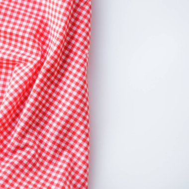 beyaz arkaplanda kırmızı ve beyaz kareli peçete.