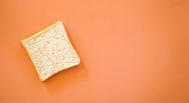 Beyaz arkaplanda ekmek dilimi