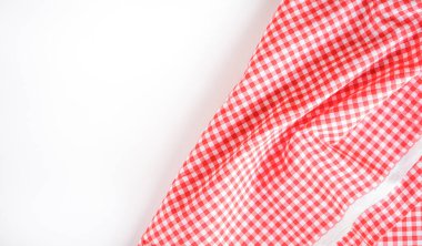 Beyaz üzerine kırmızı bez.