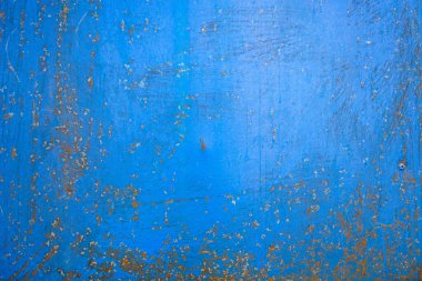 Kırıkları olan mavi, eski metal bir doku. Paslı eski boyanın arkaplanı.