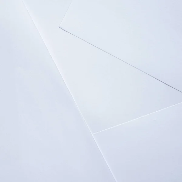 Weißer Umschlag Auf Schwarzem Hintergrund — Stockfoto