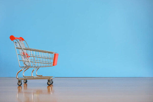 корзина с голубым фоном.