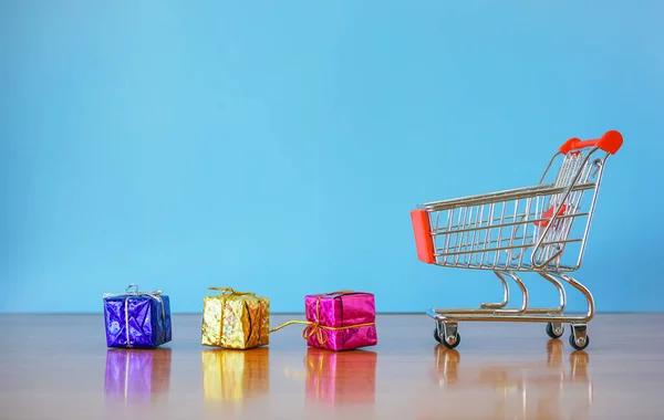 クリスマス ショッピングの概念のショッピングカート ストック画像