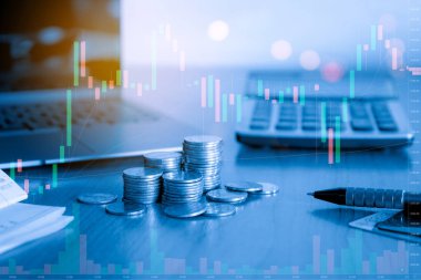 Dizüstü bilgisayarın arka planı, ön planı ve yatırım konseptiyle yaratıcı finansal grafiğe çifte maruz kalma