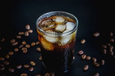 Kola bardaklı kola.