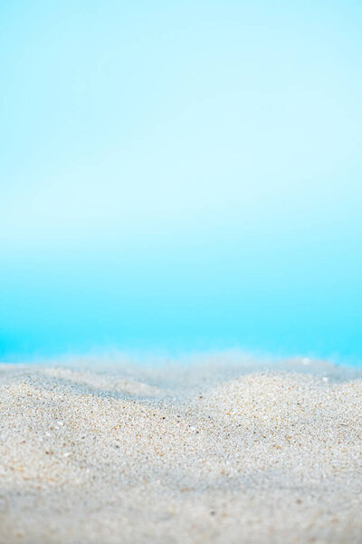 Пустой белый песчаный пляж
