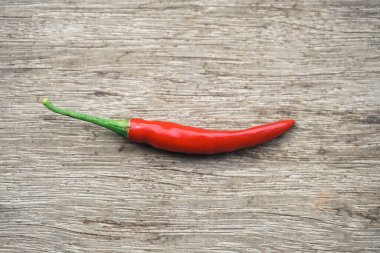 ahşap masa üzerinde kırmızı sıcak biber biber