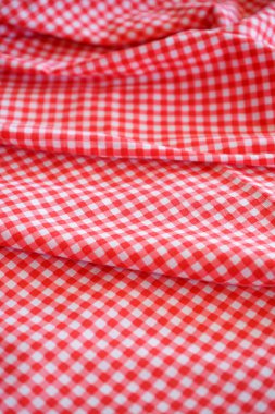 beyaz zemin üzerine kırmızı masa örtüsü.