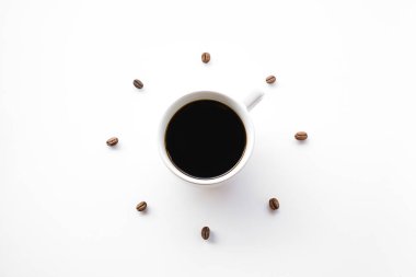Kahve çekirdekleri ve fotokopi alanı beyaz arka planda kahve fincanı
