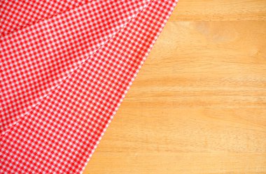 Ahşap arka planda kırmızı kareli peçete